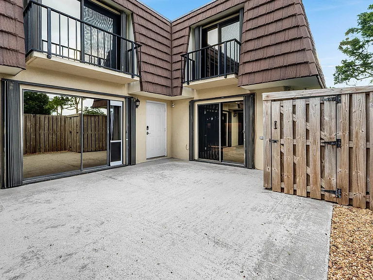 1024 10th Ln — Photo 18