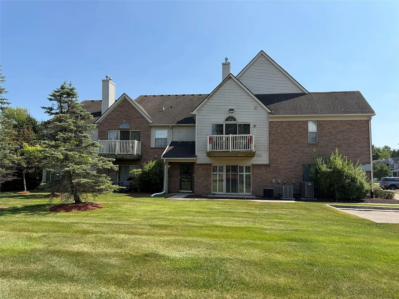 2 bed, 2.0 bath, 1346 sqft, $2,000 — Photo 3
