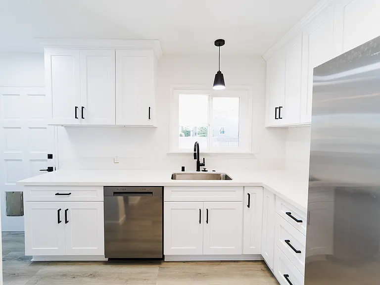 715 Acacia Ave — Photo 2