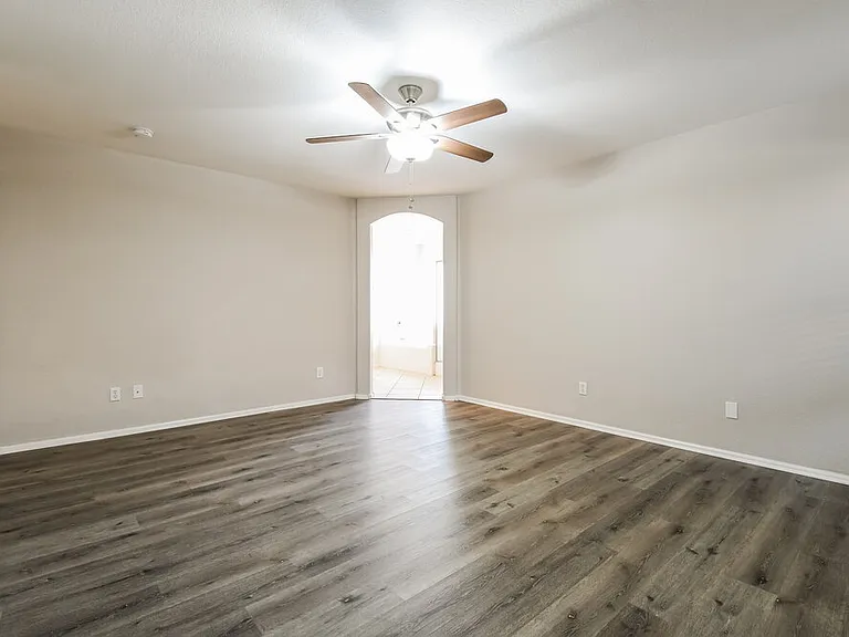 1427 E Vernoa St — Photo 9
