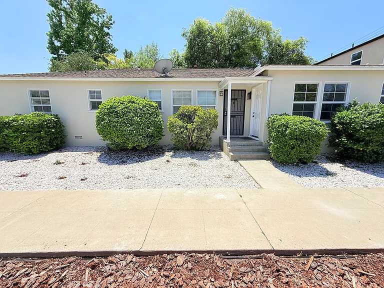 5659 Woodman Ave — Photo 15