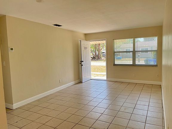 4th image of 2267 Jeffcott St #2271