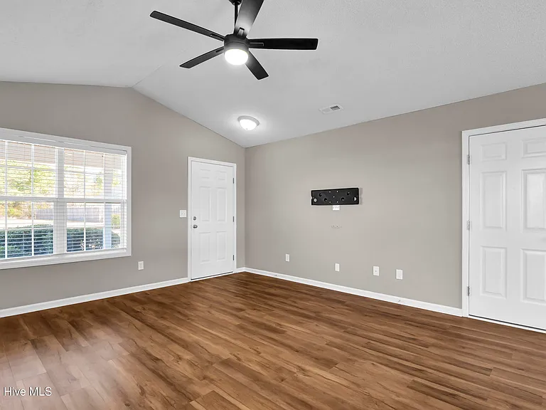 613 Whittle Ct — Photo 6