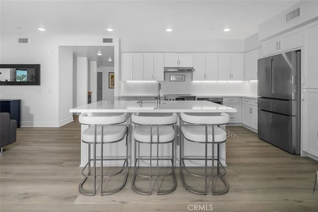 1 bed, 1.5 bath, 1315 sqft, $7,950 — Photo 4