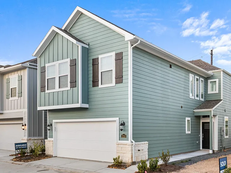 2213 Bay Breeze Dr — Photo 1