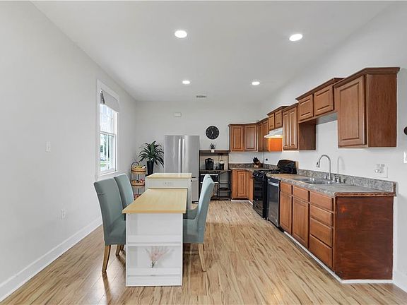 5th image of 1027 Eliza St