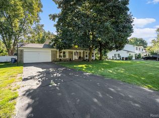 2689 Plum Brook Dr, Bloomfield Hills, MI 48304
