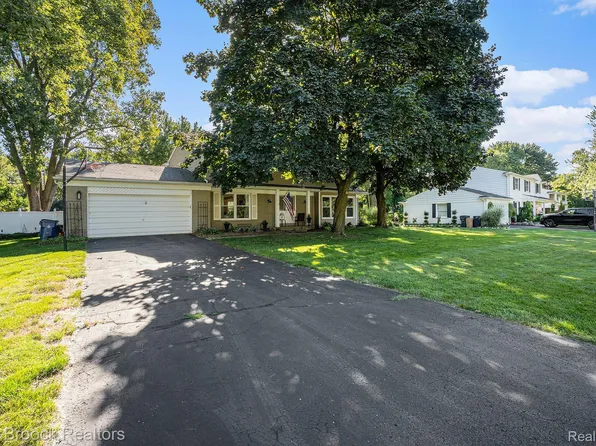 2689 Plum Brook Dr, Bloomfield Hills, MI 48304