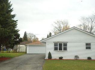 5 Walnut St, Carpentersville, IL 60110