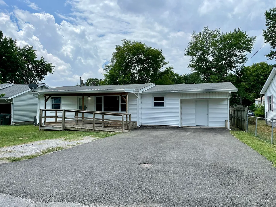 105 S Iris Dr