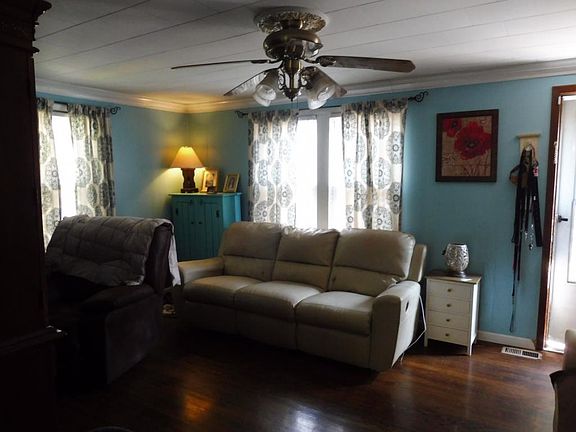 3rd image of 150 Arbutus Ave