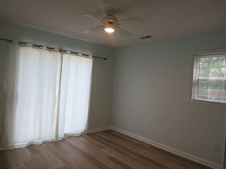 208 Stroud St — Photo 10