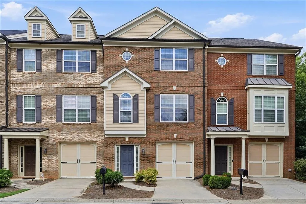 3 bed, 3.5 bath, 2358 sqft, $2,300 — Photo 1