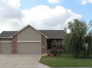 320 Springlake Ct, Newton, KS 67114