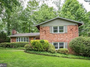 3902 Moss Dr, Annandale, VA 22003