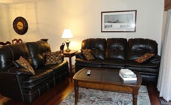 4th image of 1008 Oak Pointe Dr #1