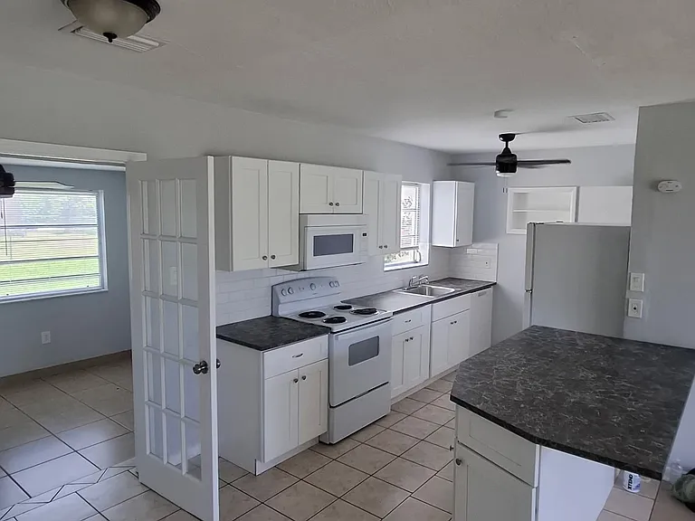 2216 Anne Ave — Photo 2