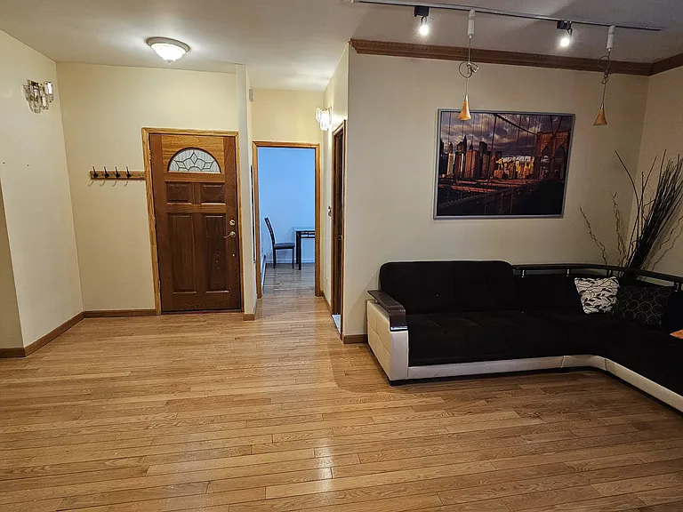 1824 E 2nd St #1R — Photo 7
