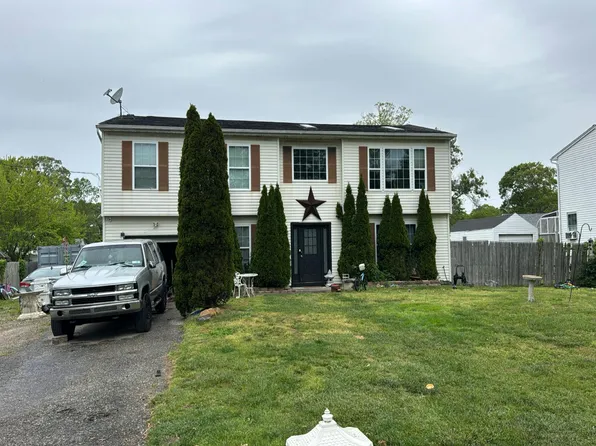 19 Robinson Dr, Shirley, NY 11967
