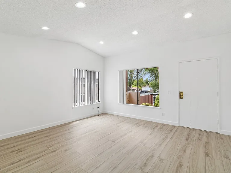 Escondido Villas — Photo 6