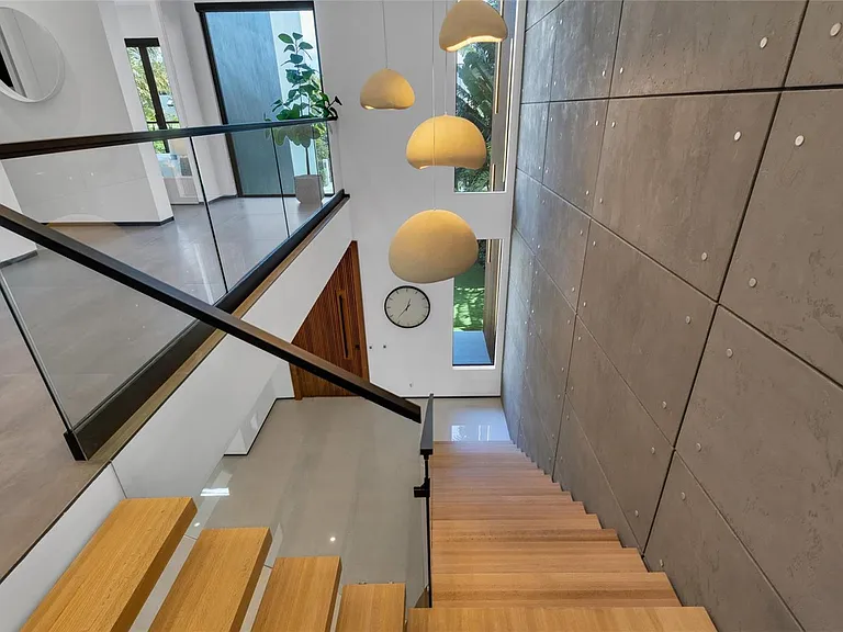727 NE 17th Way — Photo 29