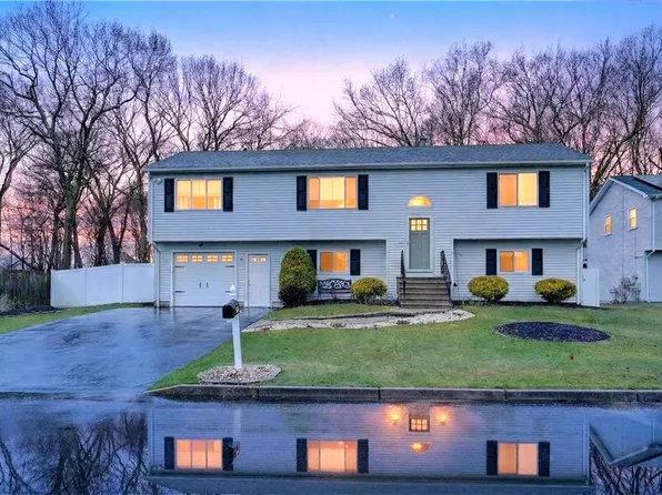 82 Mohawk Trl, Cranston, RI 02921