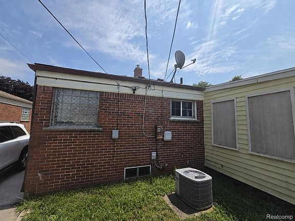 5th image of 20253 Plainview Ave