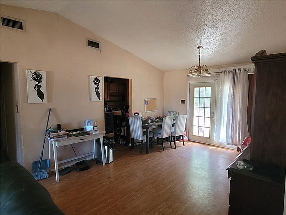 3rd image of 102 Buttercup Ln