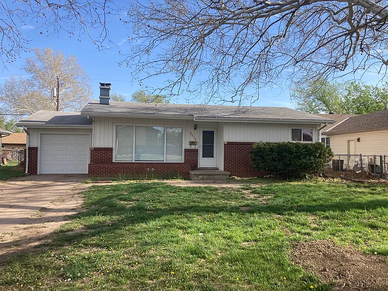 2610 S Larkin Dr — Photo 1