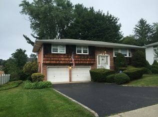 5 Hawk Ln, Hauppauge, NY 11788
