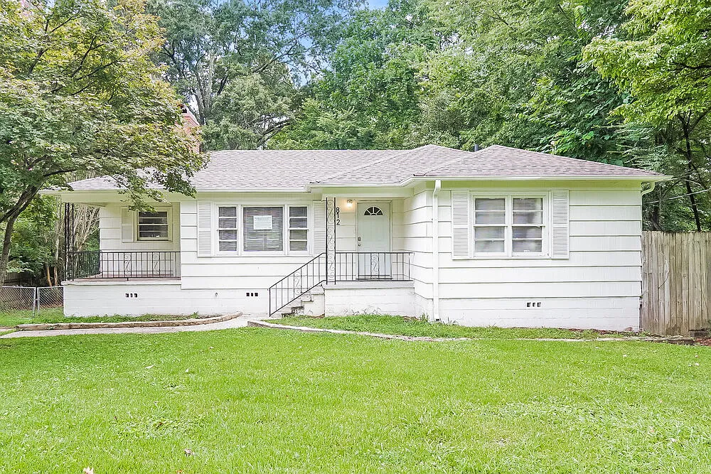 3 bed, 1.0 bath, 1204 sqft, $1,265 — Photo 1