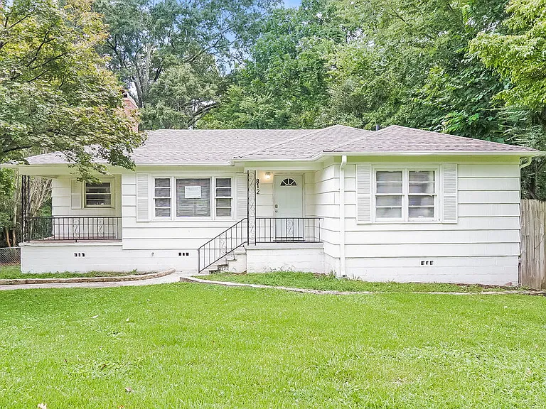 812 Nelson Dr — Photo 1
