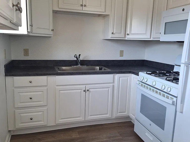 4737 Pocahontas Ave — Photo 1