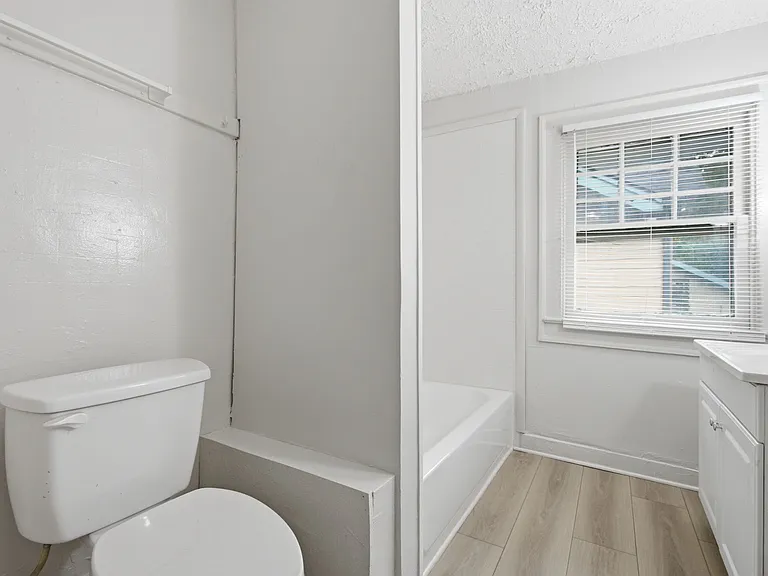 825 E 36th St — Photo 30