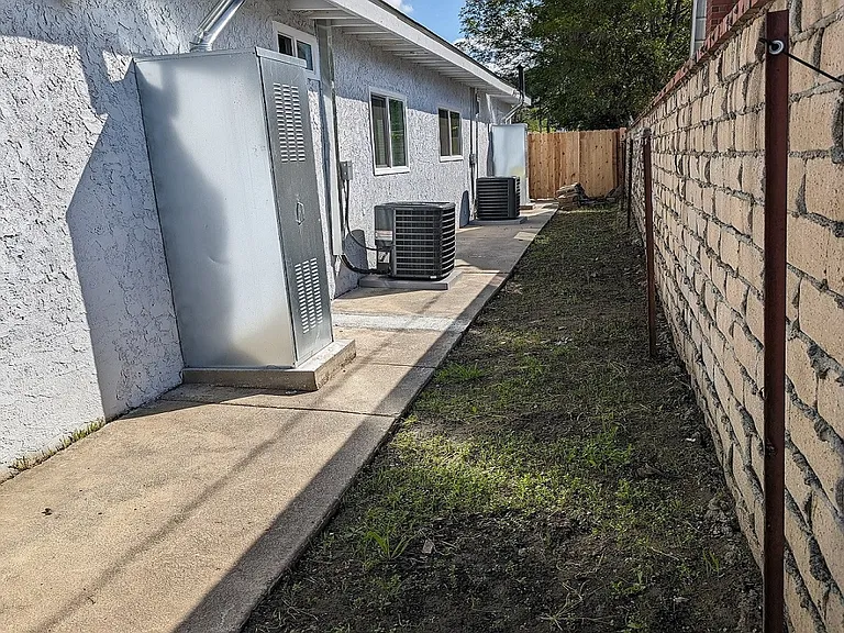 1444 W Grand Ave — Photo 11