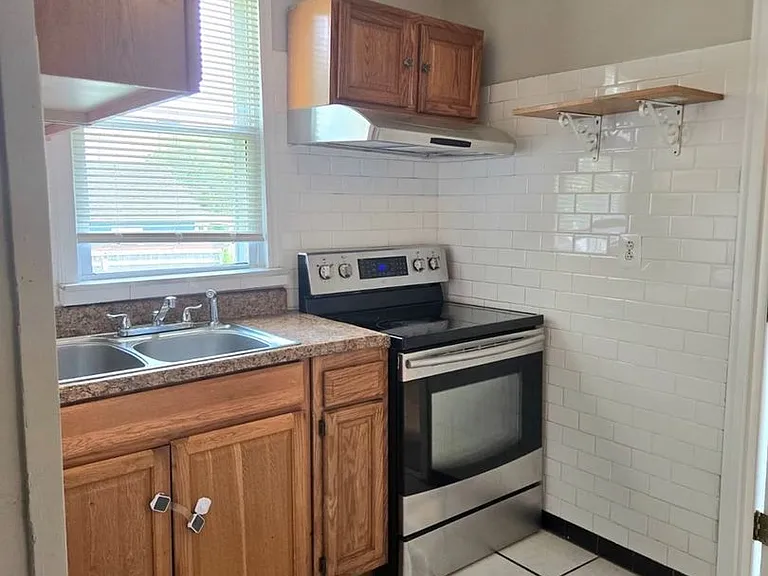 809 Eastern Ave — Photo 2