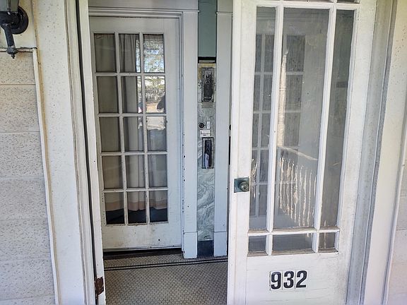 4th image of 932 Western Ave #1