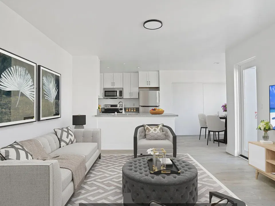 2428 Highland Ave #208