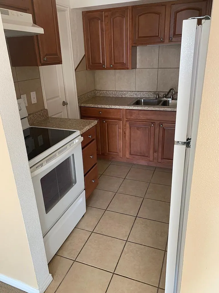 1 bed, 900 sqft, $1,300 — Photo 2