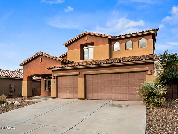 2nd image of 4059 N Sunset Cliff Pl