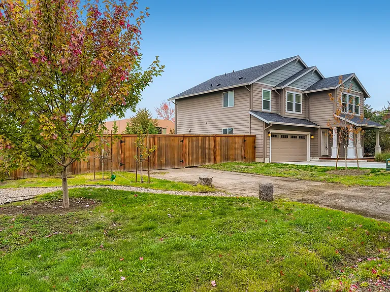 945 NW Joy Ave — Photo 3