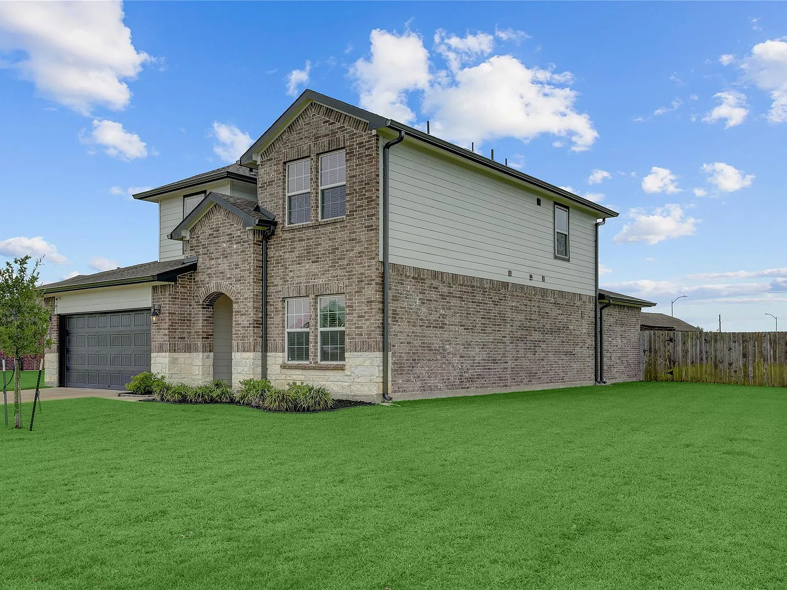 4 bed, 2.5 bath, 2720 sqft, $2,800 — Photo 3