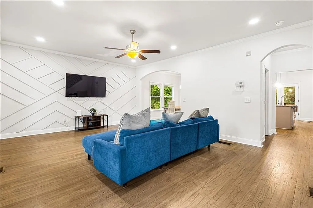 4 bed, 3.0 bath, 4000 sqft, $3,000 — Photo 4