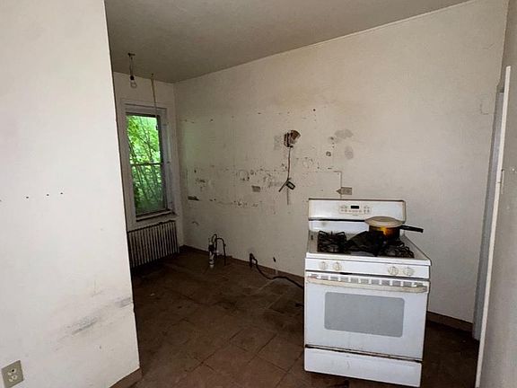 5th image of 643 S 60th St