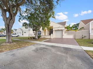 1431 SW 85th Ave, Pembroke Pines, FL 33025