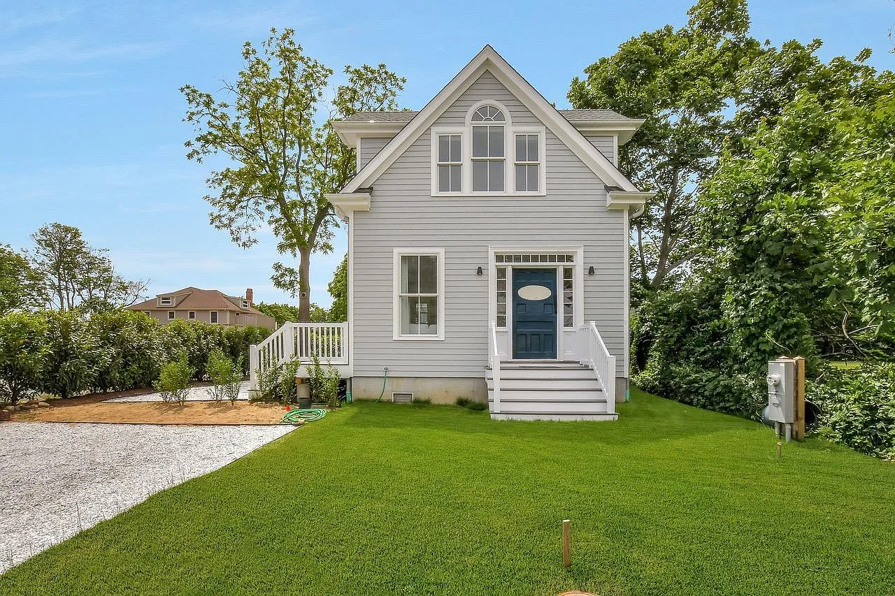 58 S Jamesport Ave — Photo 1