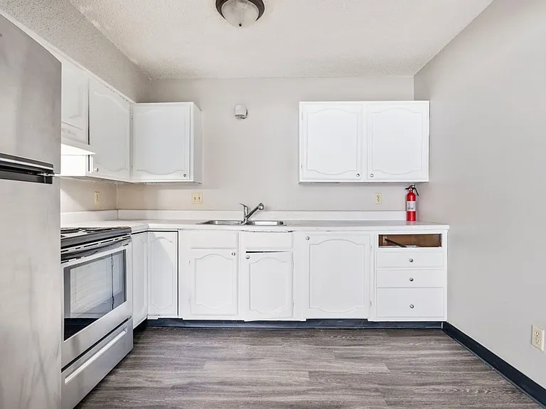 Leavitt Park Apartments - Waterloo, IA — Photo 10
