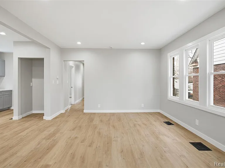 14615-14617 Winthrop St — Photo 13