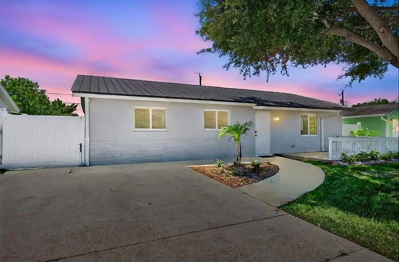 4 bed, 2.0 bath, 1642 sqft, $6,000 — Photo 2