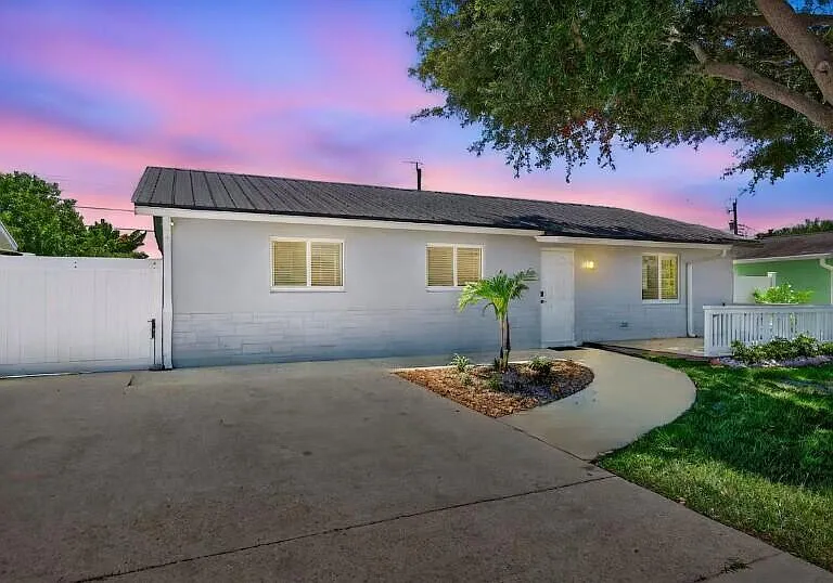 516 E Whitney Dr — Photo 2